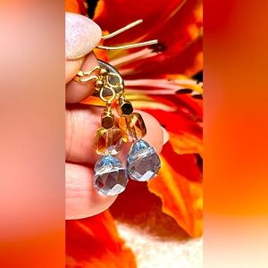 💙🦋Stunning blue briolette and Swarovski/gold earrings